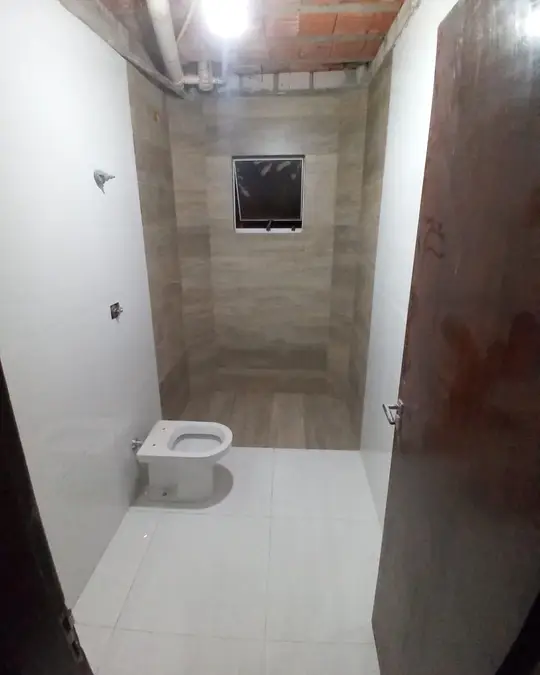 Banheiro com revestimento amadeirado