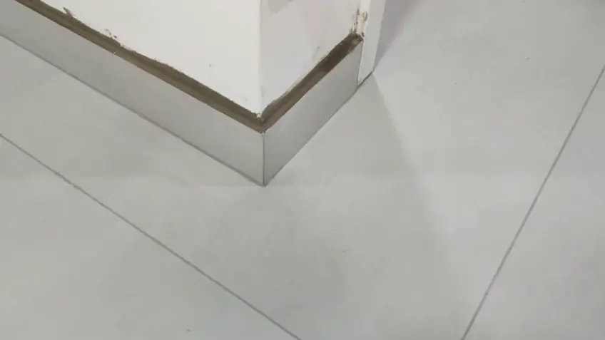 Vídeo: piso e rodapé em porcelanato
